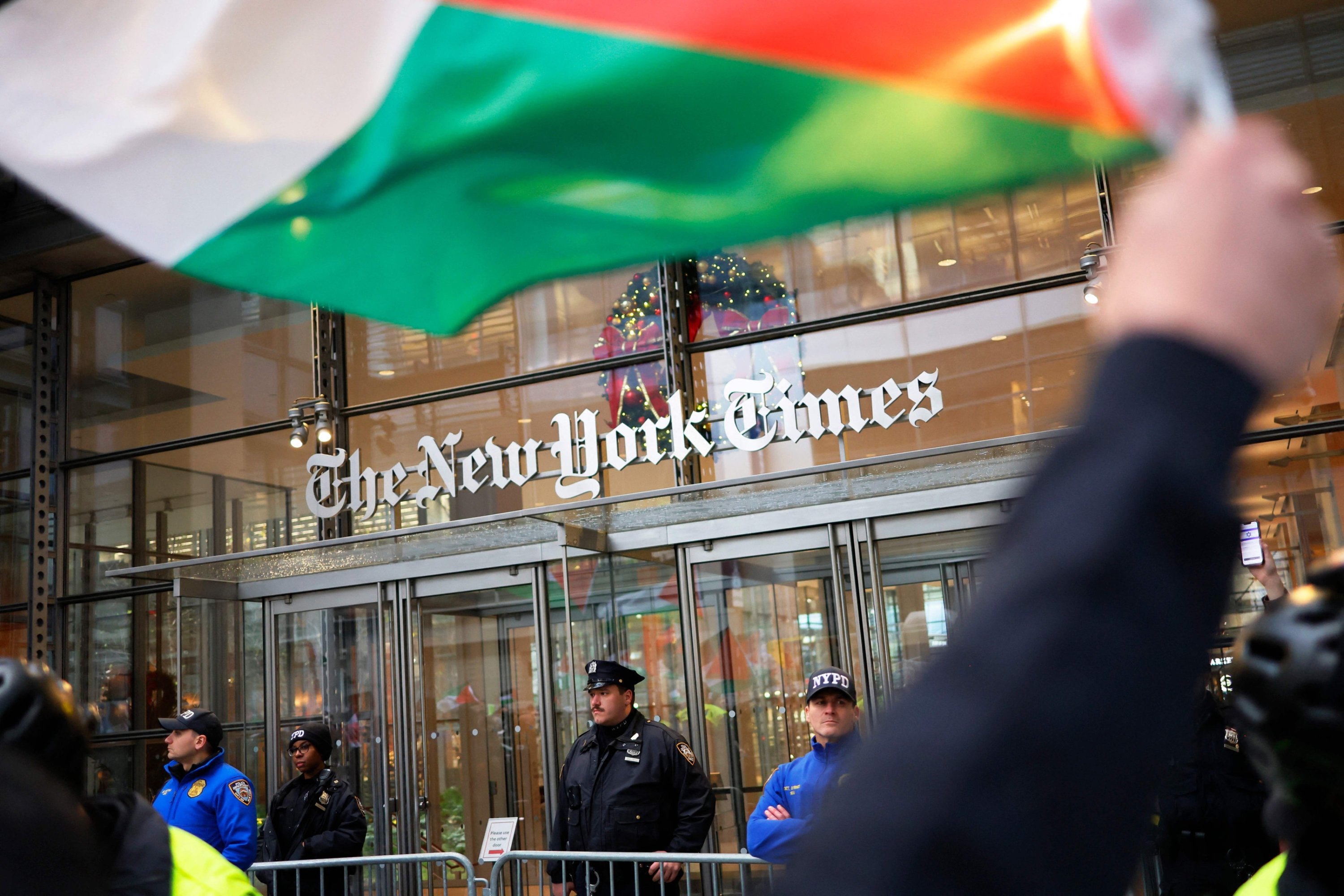 Filistin yanlısı aktivistler yürüyüş yaparken New York Polis Departmanından memurlar The New York Times'ın girişini koruyor