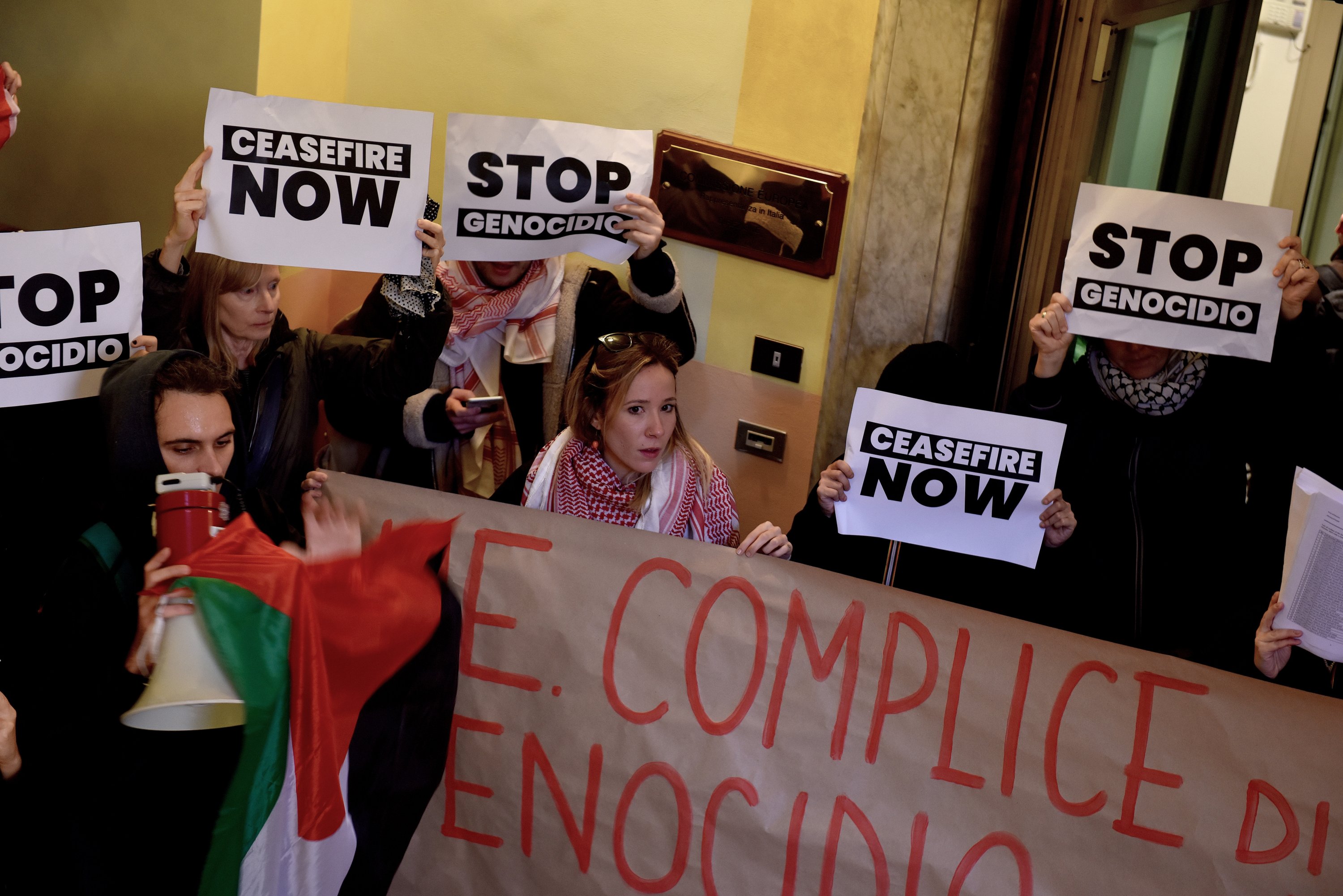 Filistin yanlısı aktivistler, Gazze'deki Filistinli nüfusun yok edilmesine son verilmesi talebiyle Roma'daki Avrupa Parlamentosu binasını işgal etti, Roma, İtalya, 10 Kasım 2023. (Getty Images Fotoğrafı)