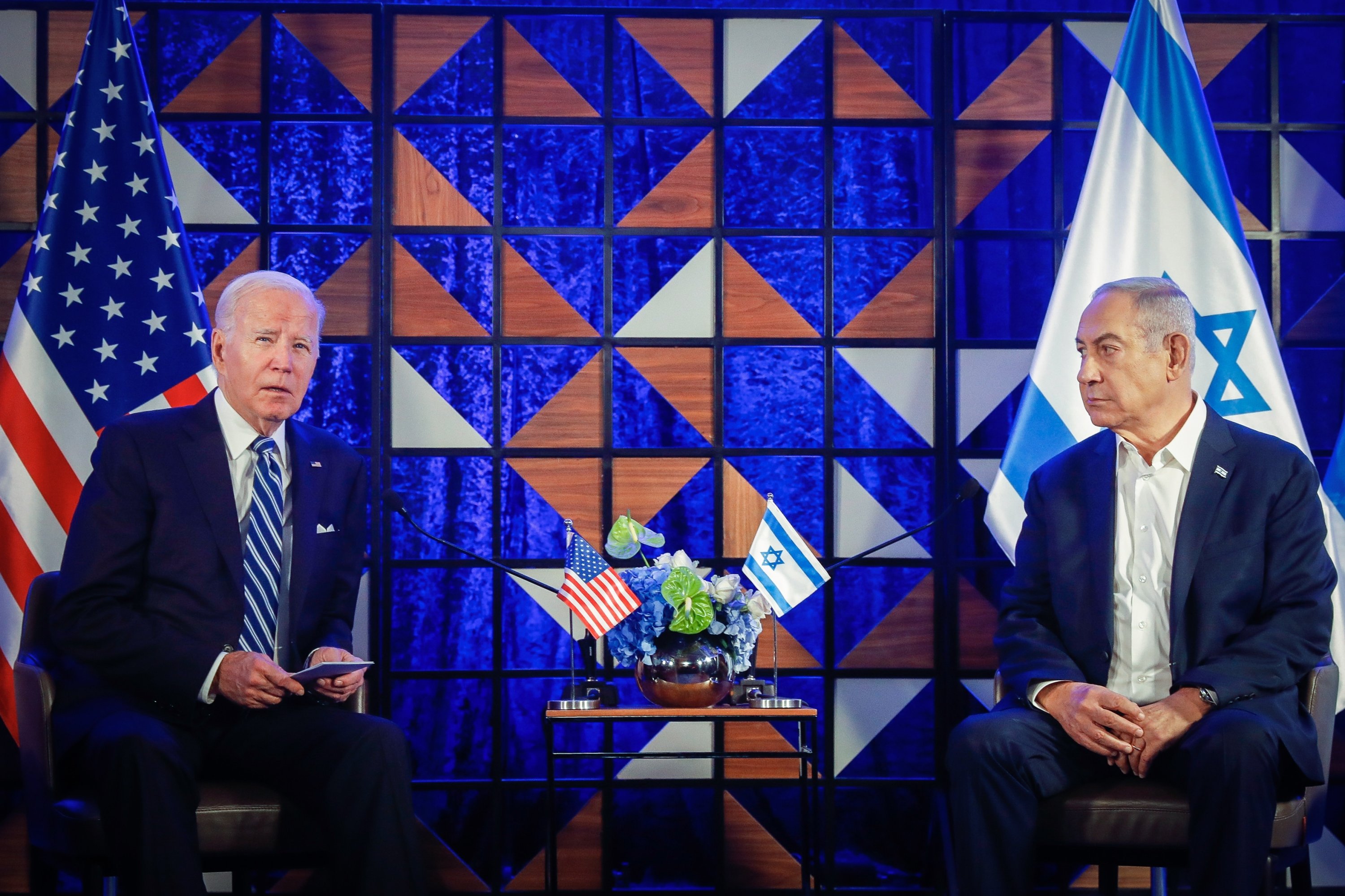 ABD Başkanı Joe Biden (solda) ve İsrail Başbakanı Benjamin Netanyahu, Tel Aviv, İsrail'de ortak basın toplantısı sırasında, 18 Ekim 2023. (EPA Fotoğrafı)