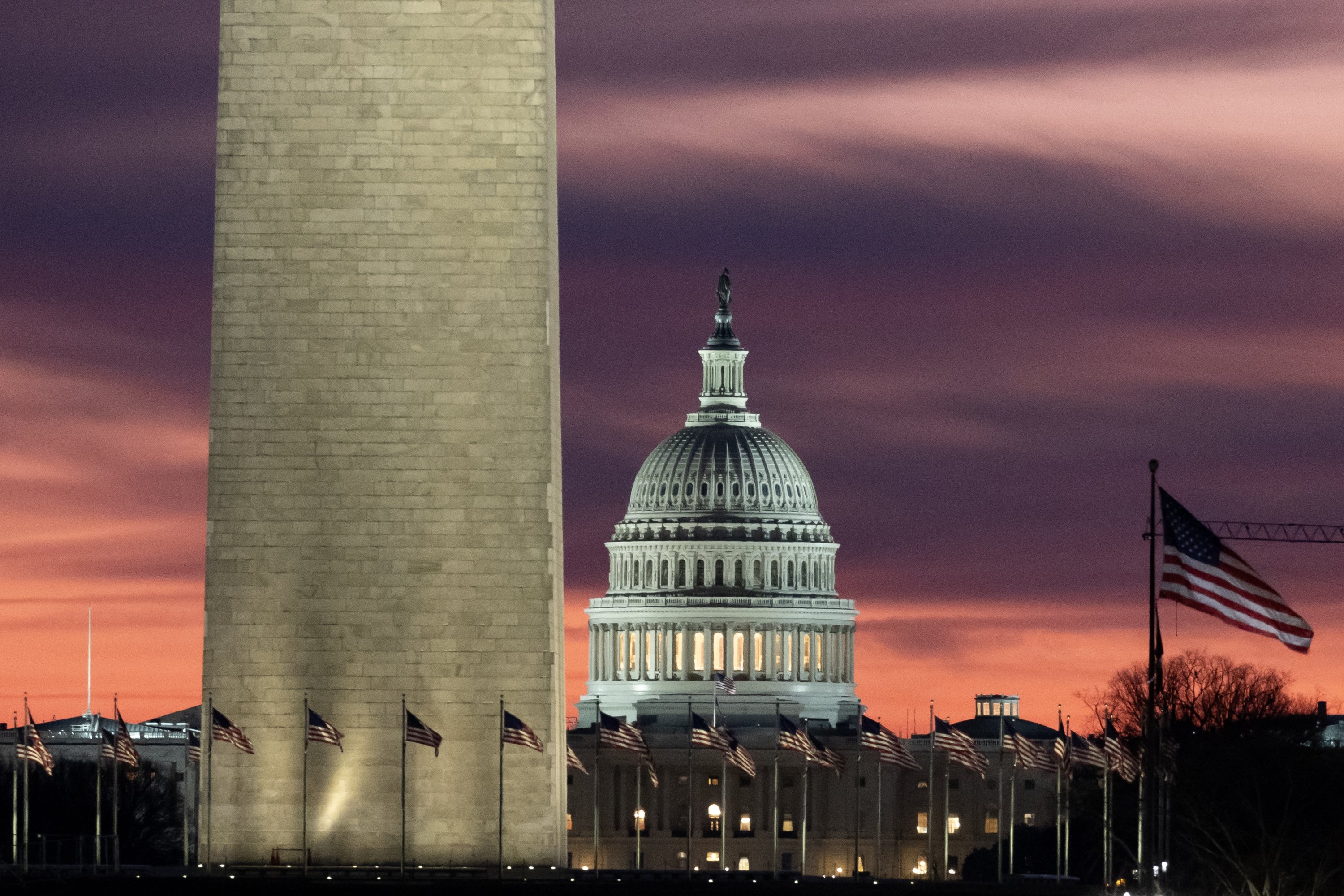 ABD Kongre Binası, 3 Ocak 2024'te Washington, ABD'de şafak vakti Washington Anıtı'nın arkasında görülüyor. (EPA Fotoğrafı)