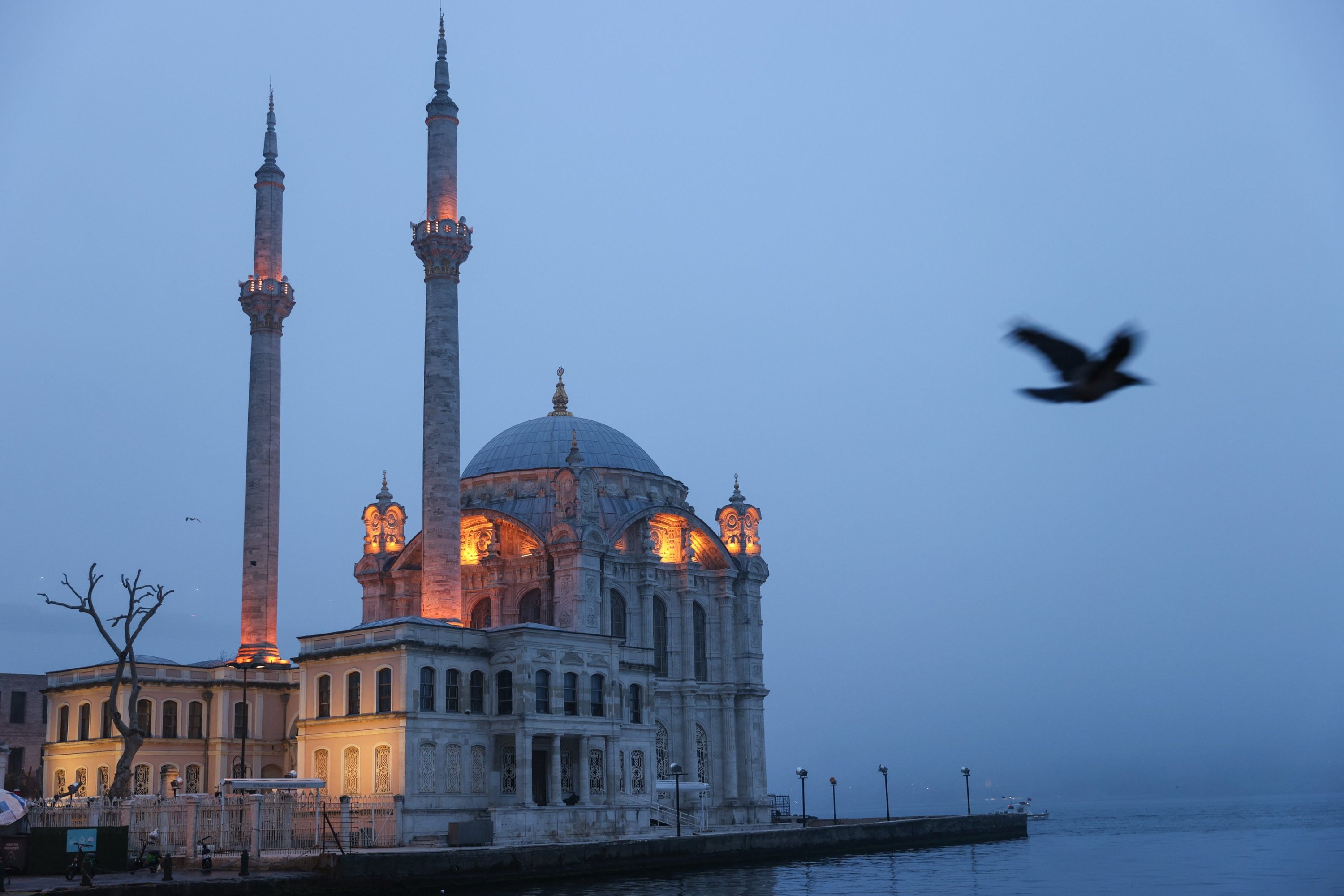 Arka planda 15 Temmuz Şehitler Köprüsü'nün görüldüğü normalde ikonik olan Ortaköy Camii, sisle kaplanmış, İstanbul, Türkiye, 29 Şubat 2024. (AA Fotoğraf)