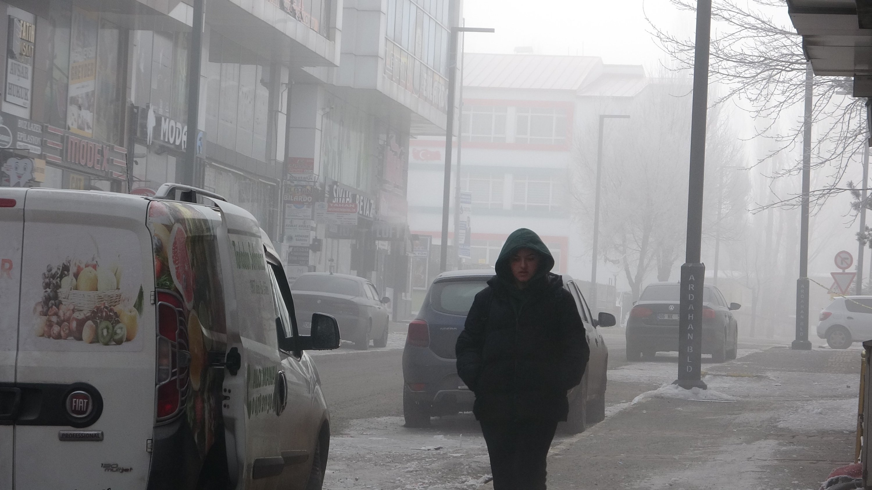 Ardahan'da soğuk bir sabahta bir kişi sokakta yürüyor, Türkiye'nin doğusunda, 25 Şubat 2024. (IHA Fotoğrafı)