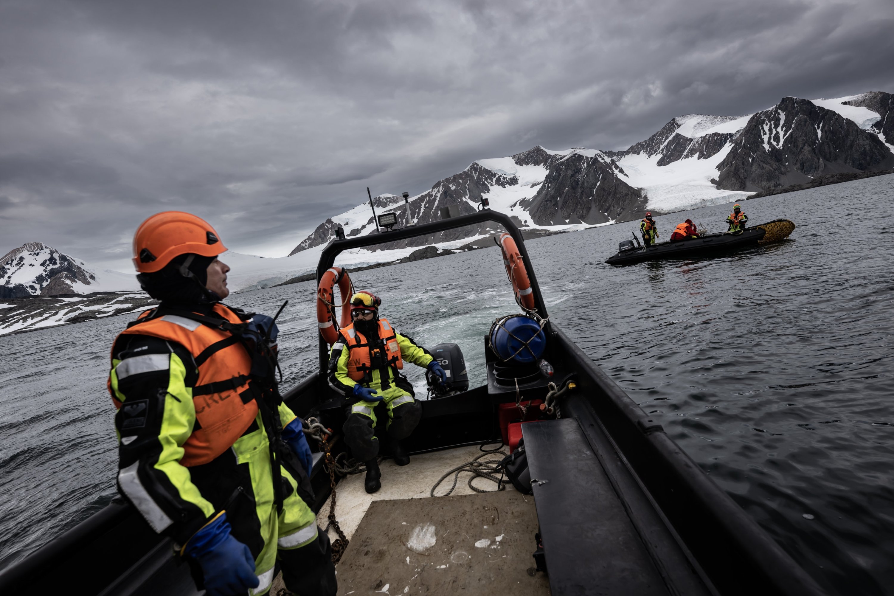 Antarktika'daki Horseshoe Adası'nda araştırma yapan bir bilim insanı ekibi, 2024 yılındaki araştırmaları sırasında çekilen tarihsiz bir fotoğrafta. (AA Fotoğraf)