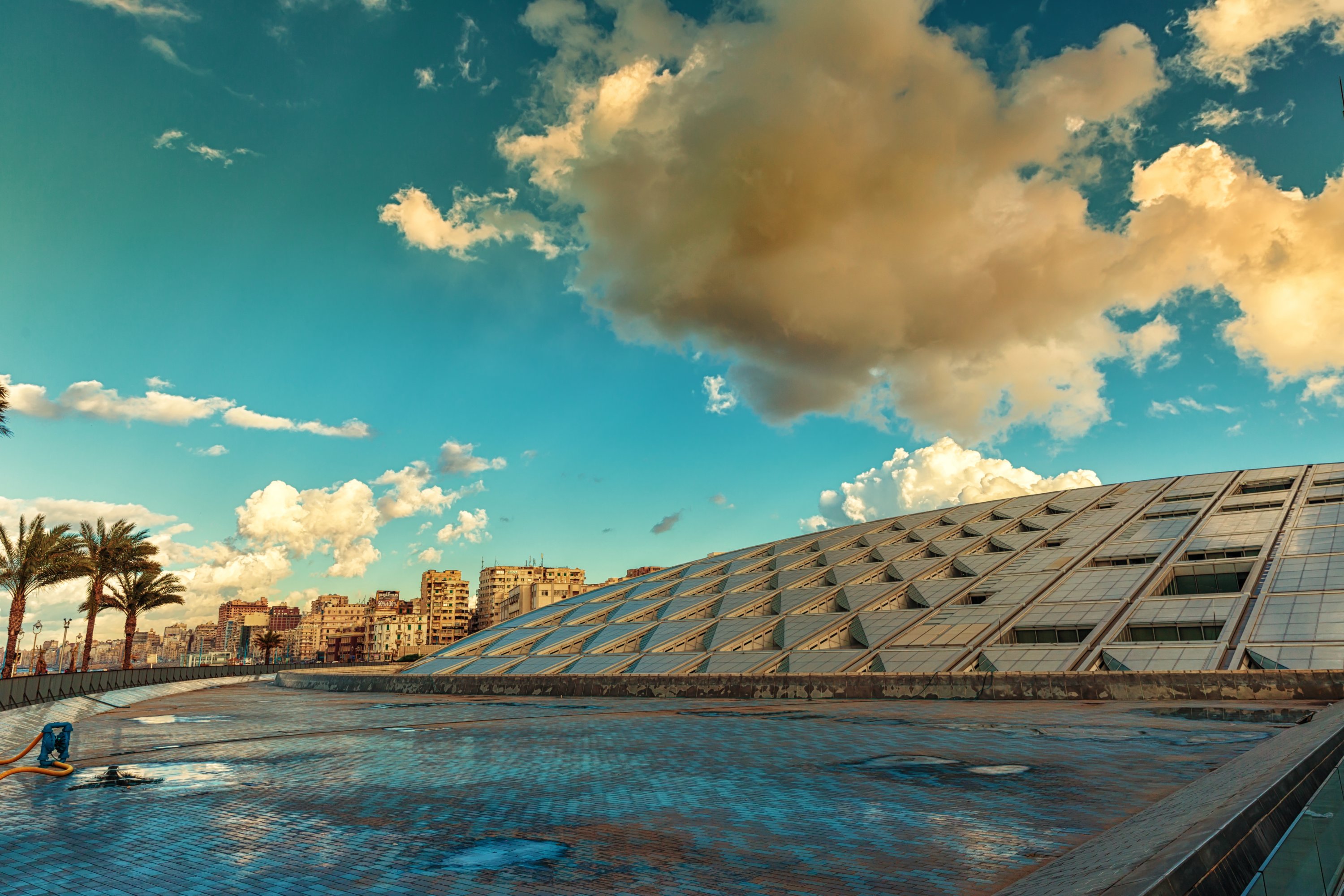 Bir zamanlar dünyanın en büyük kütüphanelerinden biri olan tarihi Büyük İskenderiye Kütüphanesi'nin anısına inşa edilen Bibliotheca Alexandrina'nın dış görünümü, İskenderiye, Mısır, 31 Aralık 2016. (Shutterstock Fotoğrafı)