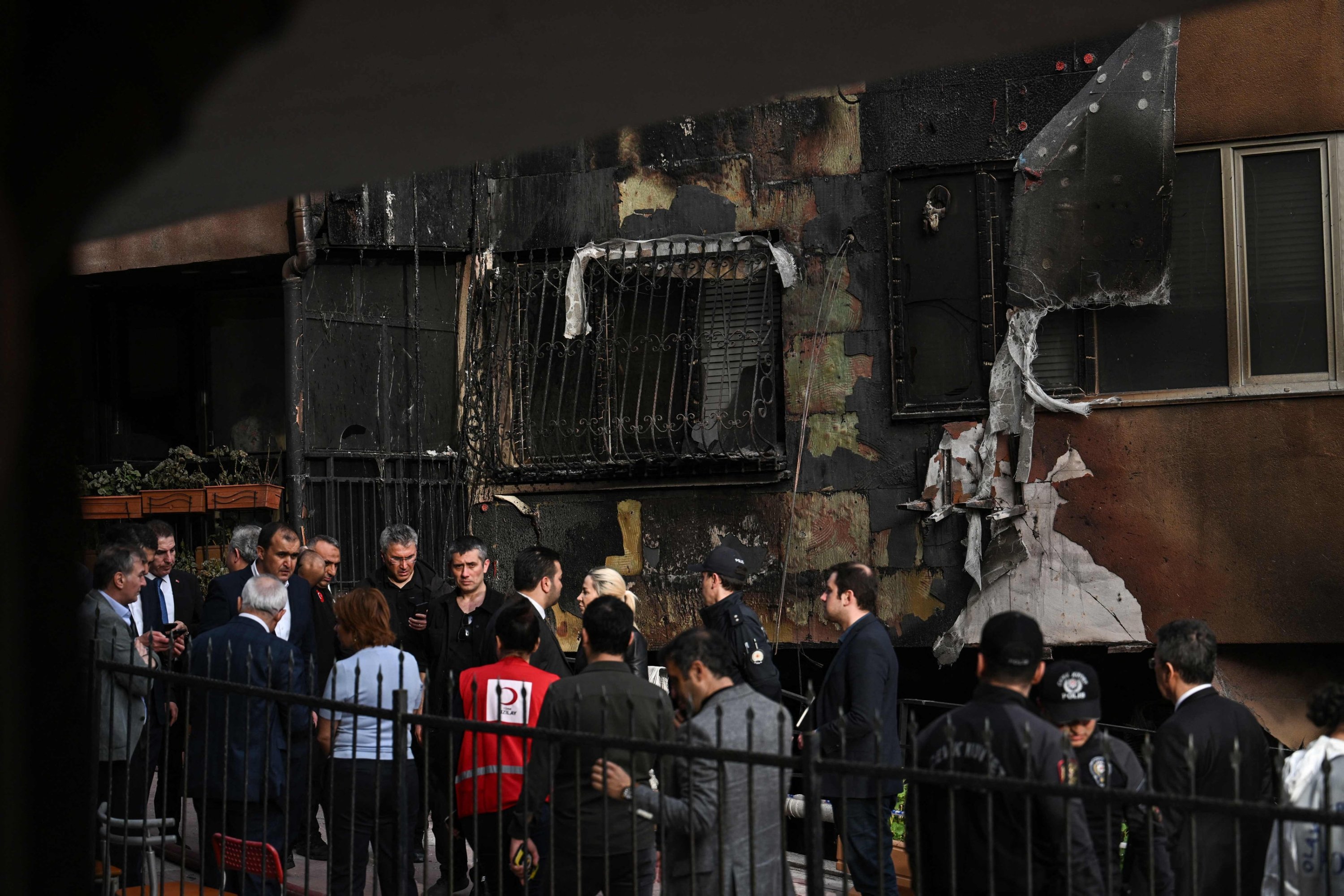 İstanbul, Türkiye'de çıkan yangının ardından yanan bir konut binasına itfaiye ekipleri müdahale ediyor, 2 Nisan 2024. (AFP Fotoğrafı)