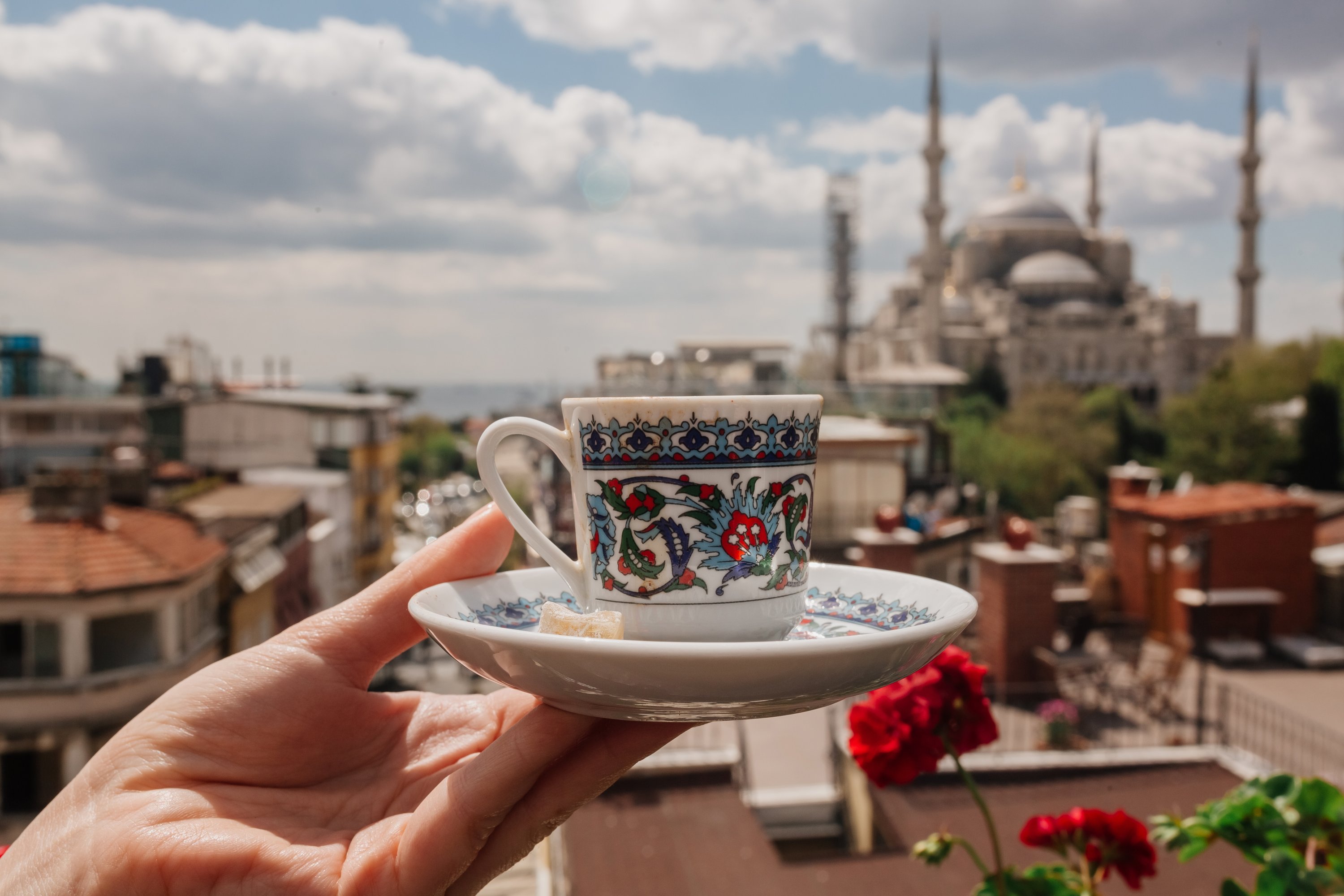 İstanbul, Türkiye'de bir cami manzarasının önünde süslemeli geleneksel Türk kahvesi fincanı.  (Shutterstock Fotoğrafı)