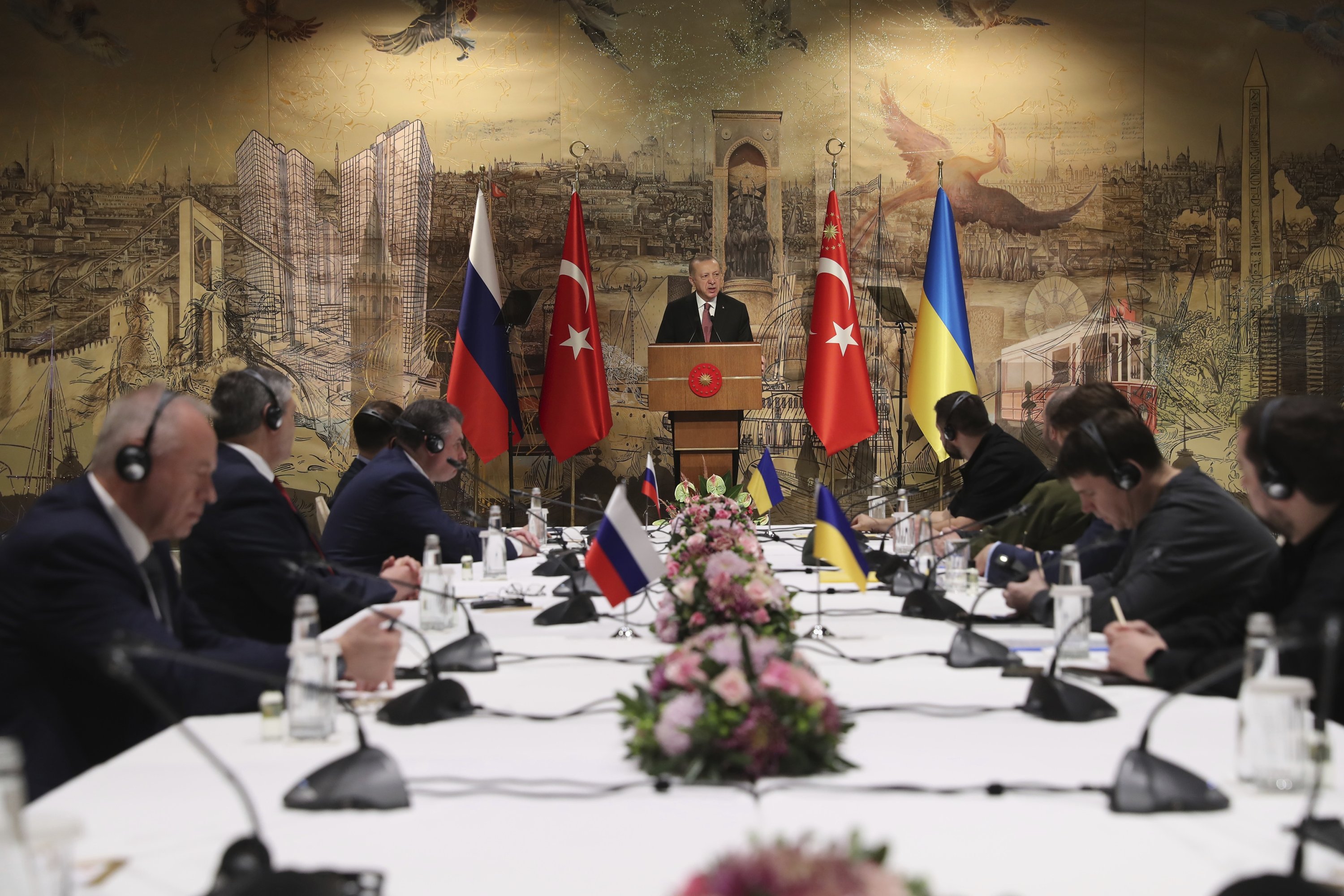 Cumhurbaşkanı Recep Tayyip Erdoğan, Rus (Sol) ve Ukraynalı heyetlerin görüşmeleri öncesinde hoş geldin konuşması yapıyor, İstanbul, Türkiye, 29 Mart 2022. (AP Fotoğrafı)