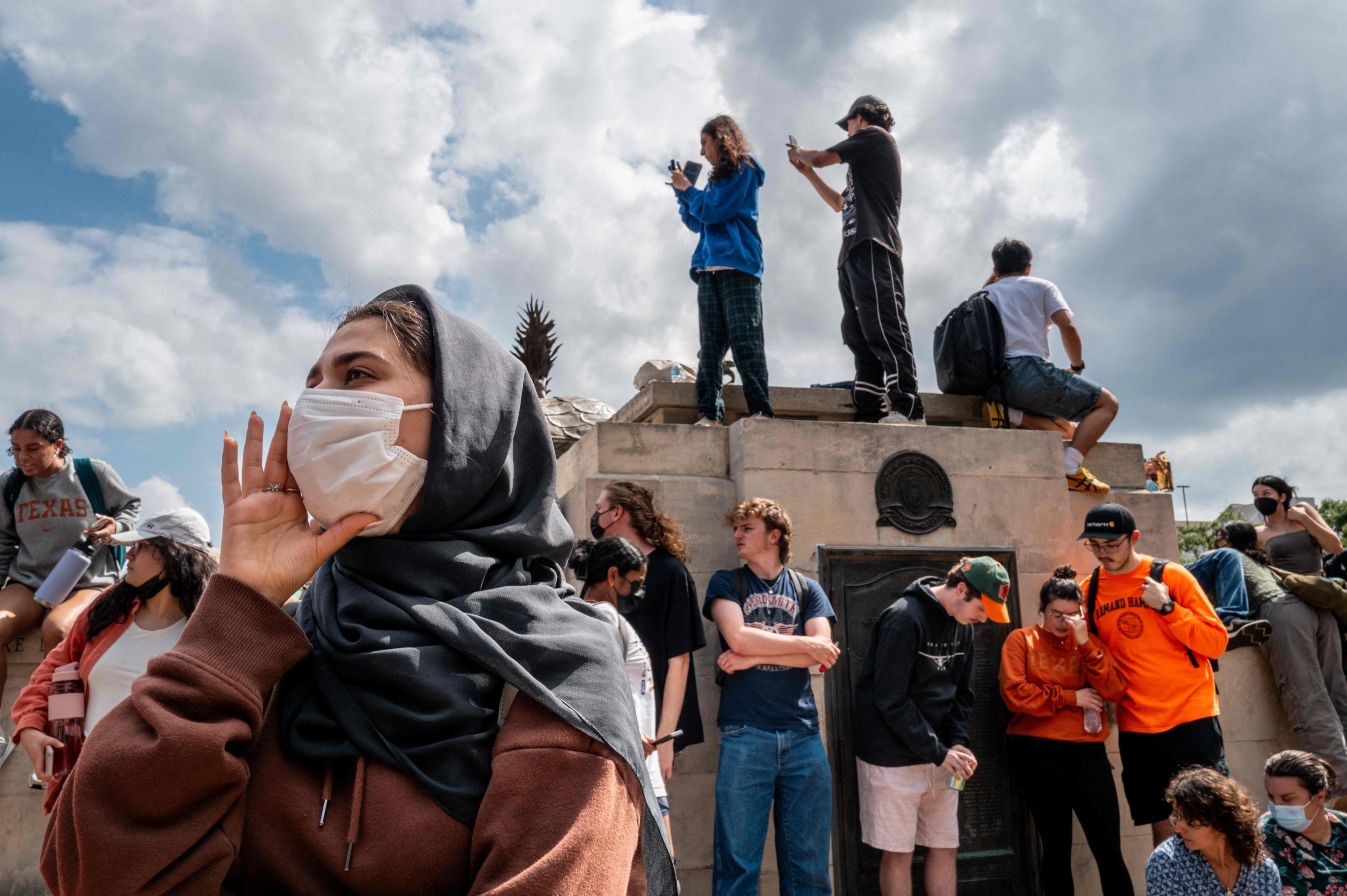 Öğrenciler, Austin, Teksas, ABD'deki Texas Üniversitesi'nde Filistin yanlısı bir protesto sırasında bir araya geldi, 24 Nisan 2024. (AFP Fotoğrafı)