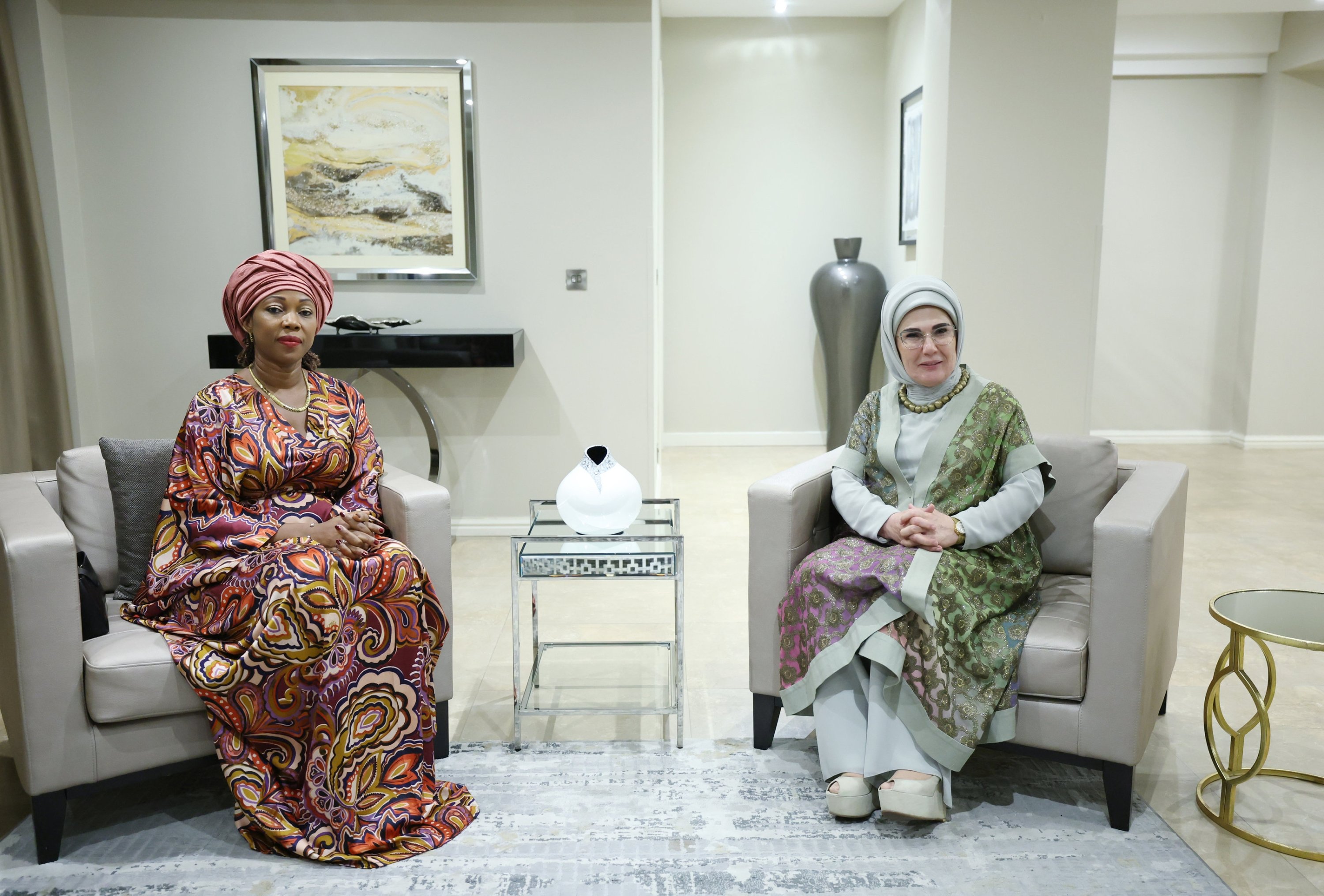 Emine Erdoğan, Nijerya'nın Abuja kentinde Sierra Leone'nin First Lady'si Fatima Maada Bio ile 15 Mayıs 2024'te görüştü. (AA Fotoğraf)