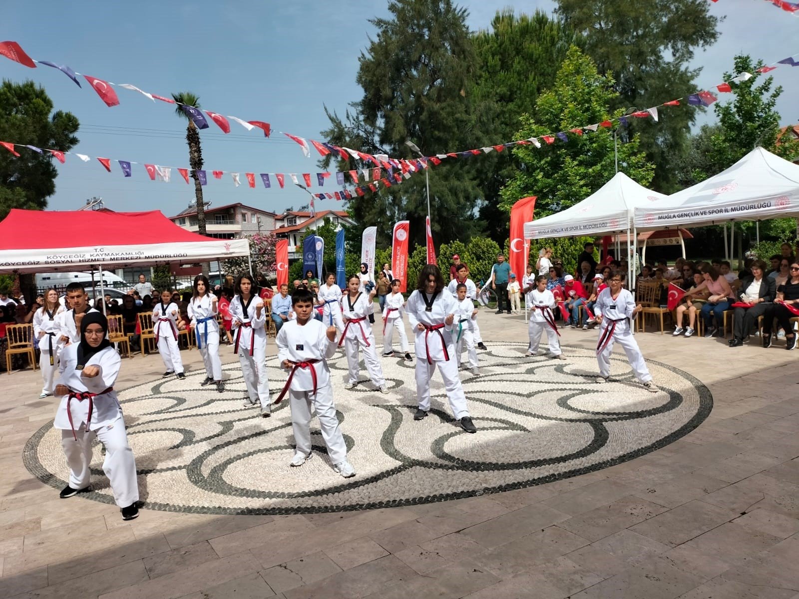 Muğla'da Köyceğiz şenlikleri kapsamında çocuklar karate gösterisi yapıyor, 19 Mayıs 2024. (IHA Fotoğrafı)