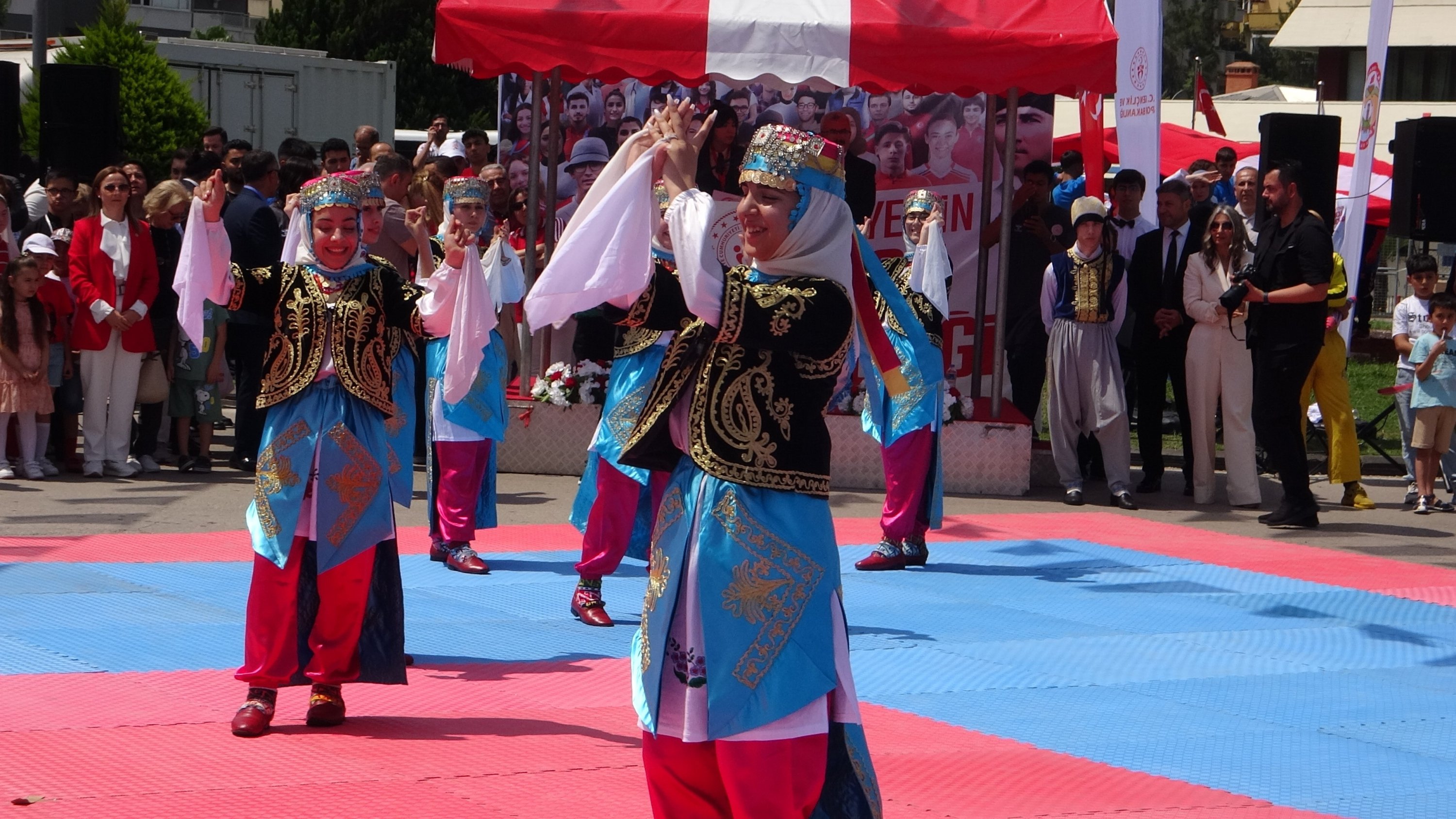 Çocuklar dans gösterileri yapıyor ve etkinliklere katılıyor, Adana, Türkiye, 19 Mayıs 2024. (IHA Fotoğrafı)